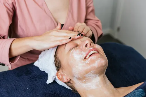 Tratamiento facial relajante en un ambiente tranquilo y cuidado
