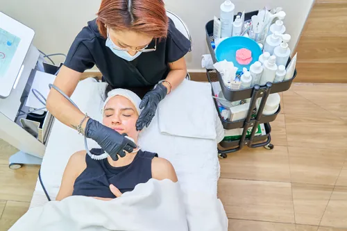 Modelo recibiendo un tratamiento facial rejuvenecedor con efecto lifting