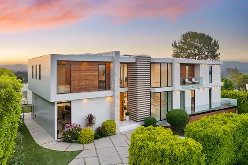 Arquitectura moderna con jardín cuidado en una zona residencial