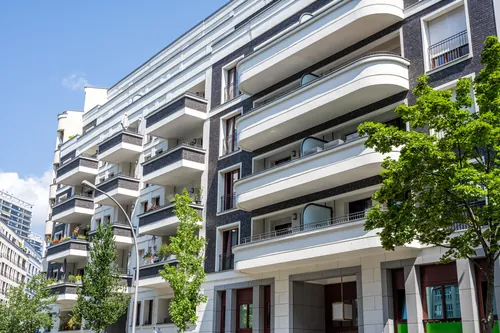 Bloque de pisos moderno con balcones en un día soleado
