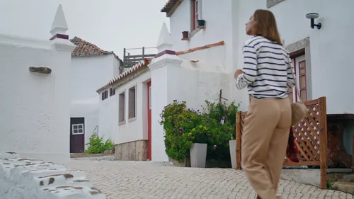 Persona paseando por una calle de casas blancas encaladas
