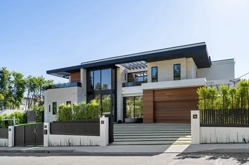 Casa de alto nivel con grandes ventanales y madera