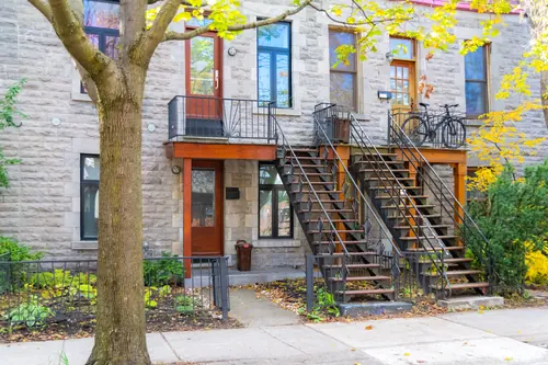 Casa victoriana con la escalera exterior típica del barrio