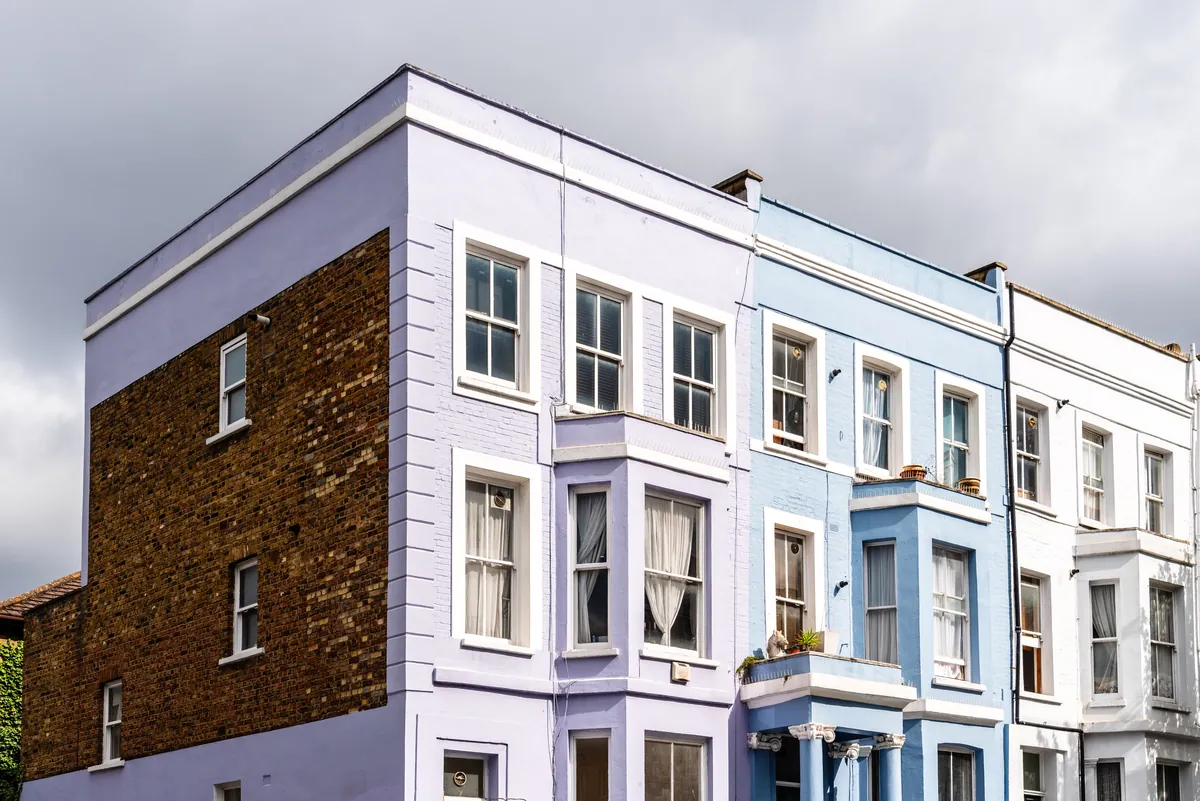 Casas adosadas de colores en un barrio residencial tradicional