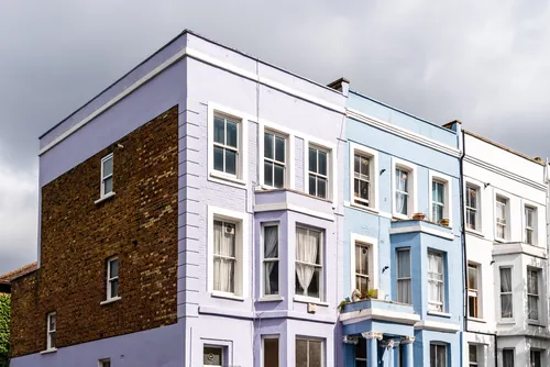Casas adosadas de colores en un barrio residencial tradicional