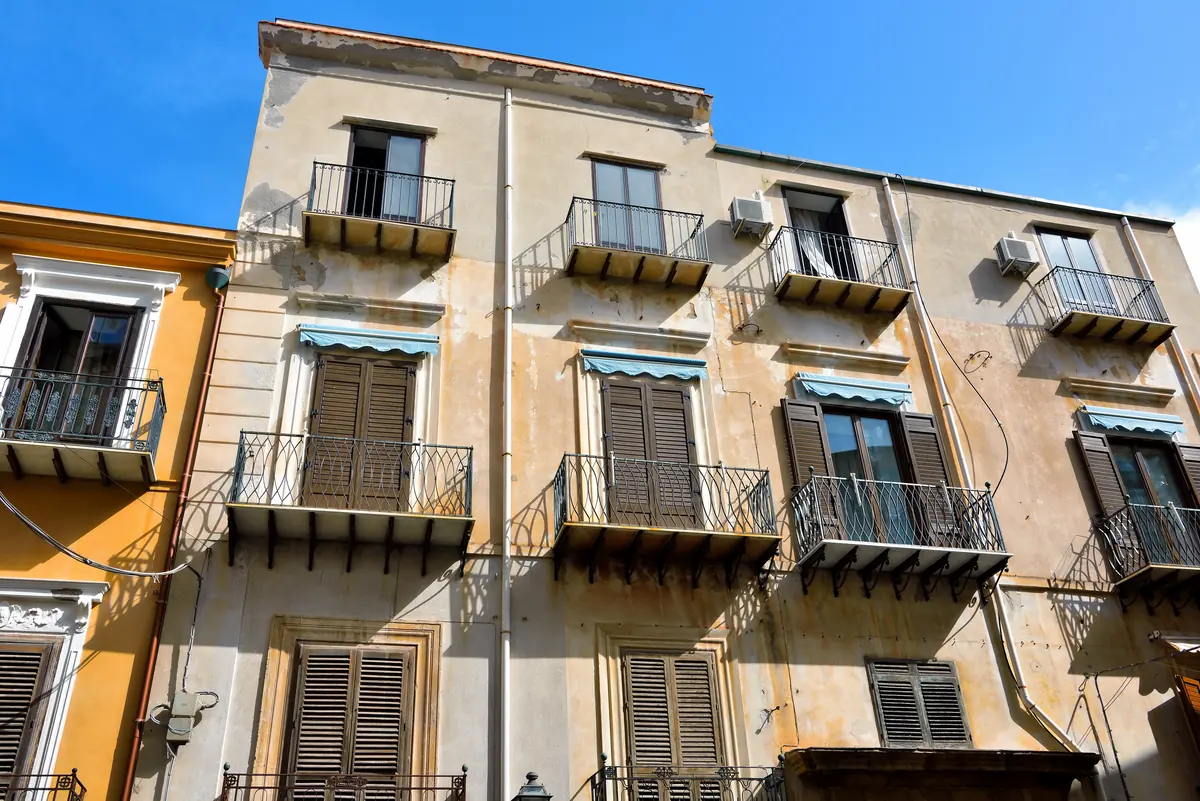 Casas históricas apiñadas en el casco antiguo de una ciudad
