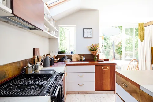 Cocina que combina el blanco con acabados de madera