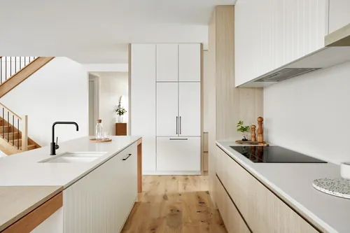 Cocina de diseño despejado con superficies claras y limpias