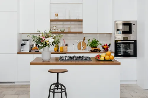 Cocina moderna con fruta fresca y flores sobre la encimera