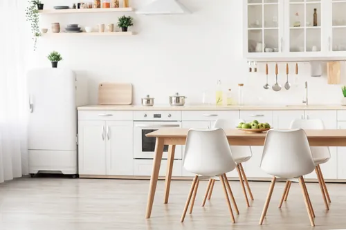 Cocina despejada y limpia con un diseño de línea moderna