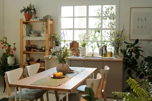 Cocina acogedora con una mesa de madera en el centro