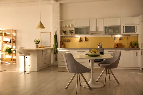 Cocina luminosa con mesa y sillas de comedor integradas