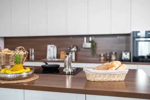 Cocina moderna con pan recién hecho y fruta tropical