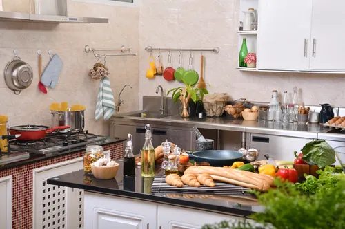 Preparación de comida en la encimera de una cocina moderna