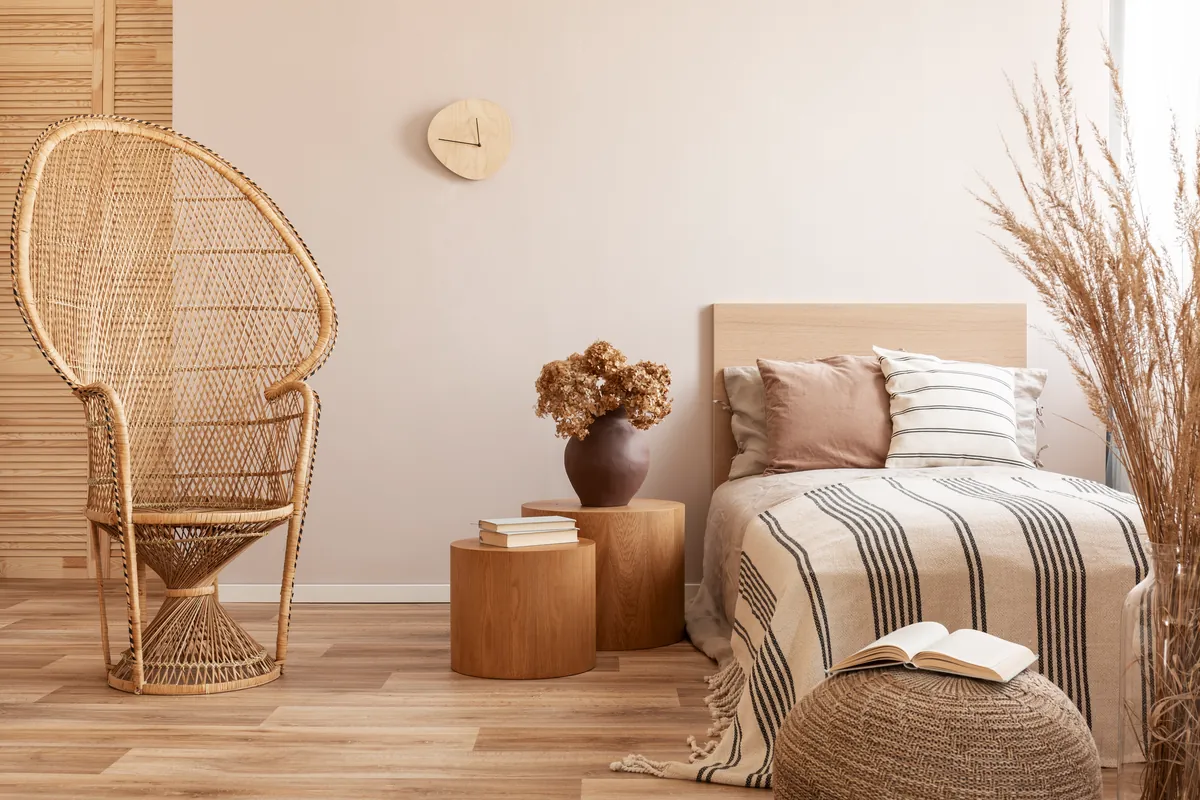 Dormitorio acogedor con silla de ratán y madera natural