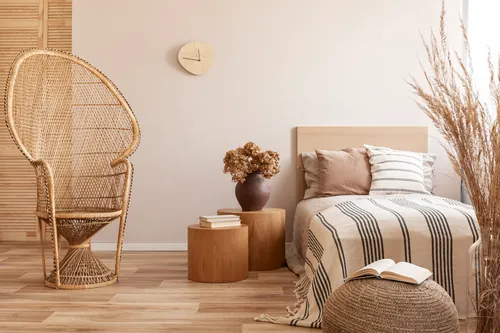 Dormitorio acogedor con silla de ratán y madera natural