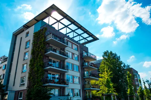 Edificio moderno fotografiado en un día completamente despejado