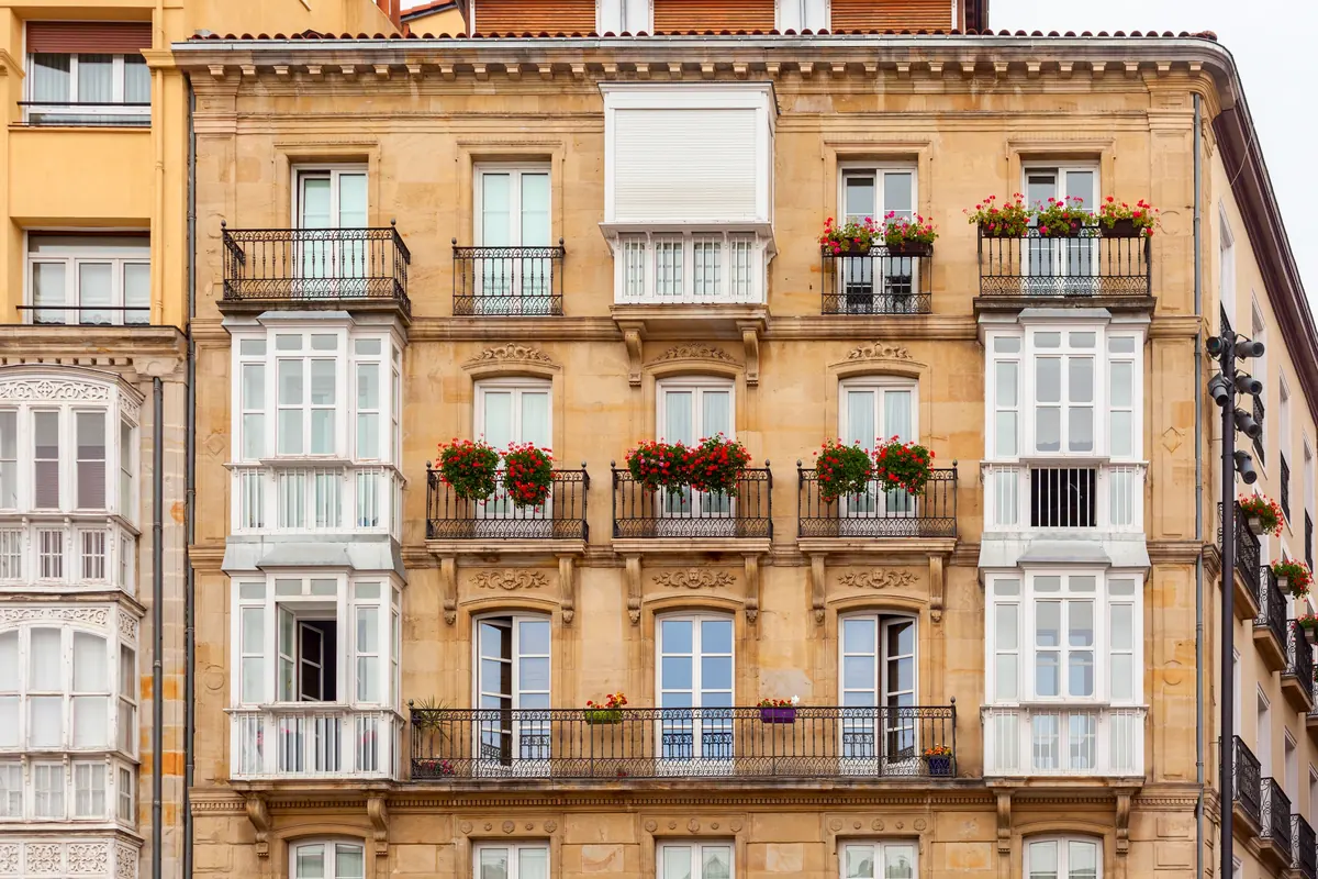 Edificio típico de una ciudad del norte de España