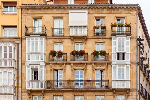 Edificio típico de una ciudad del norte de España