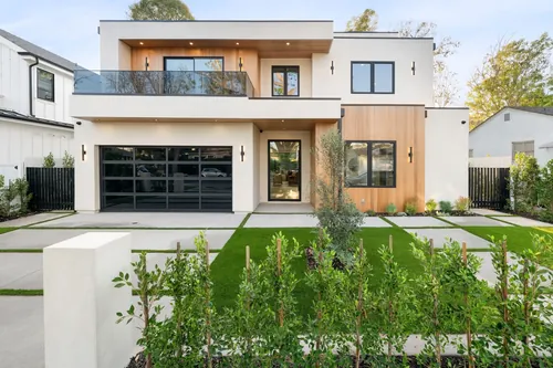 Exterior de una vivienda moderna en una zona residencial