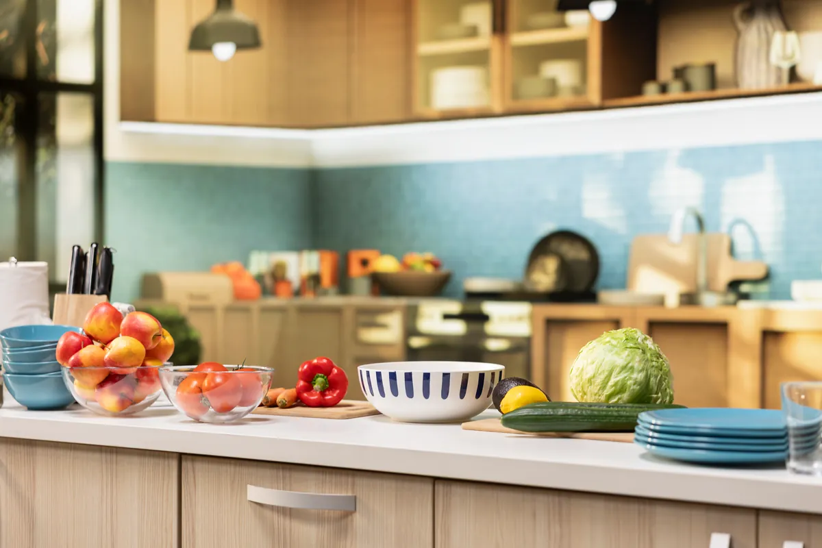 Fruta y verdura fresca colocadas sobre la encimera de cocina
