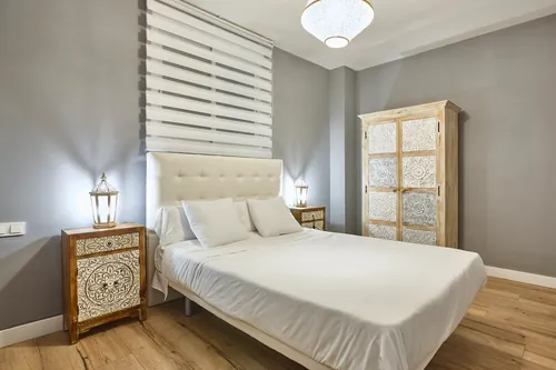 Habitación de estilo oriental contemporáneo con mobiliario bajo