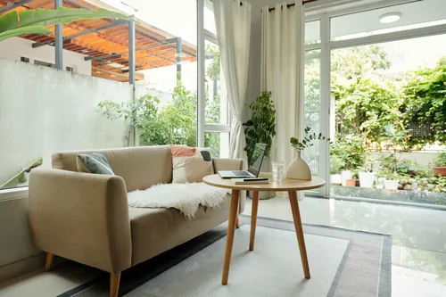 Interior acogedor con vistas al jardín trasero de la casa