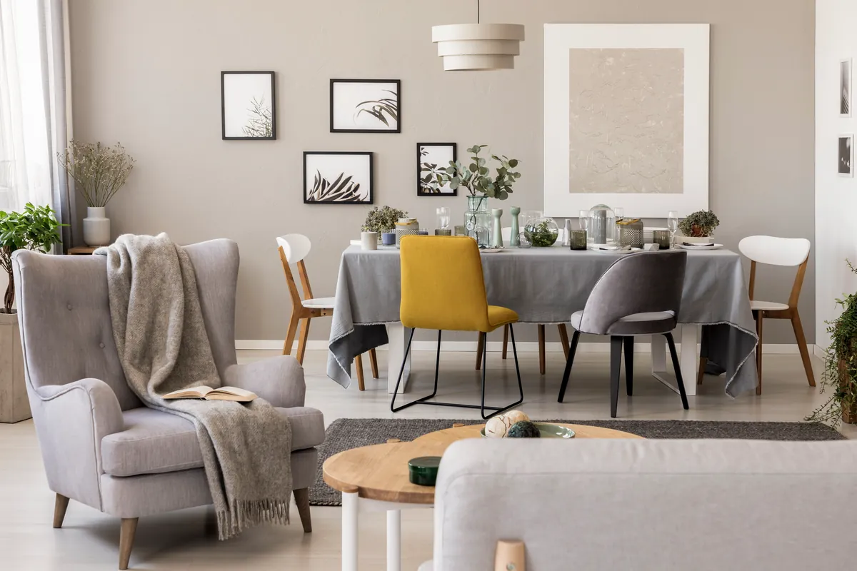 Interiorismo cómodo con la mesa de comedor como protagonista
