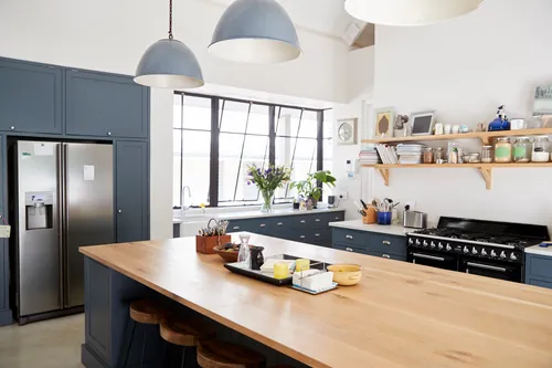Isla central en una cocina familiar de gran tamaño