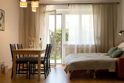 Interior de un piso moderno con la mesa de comedor