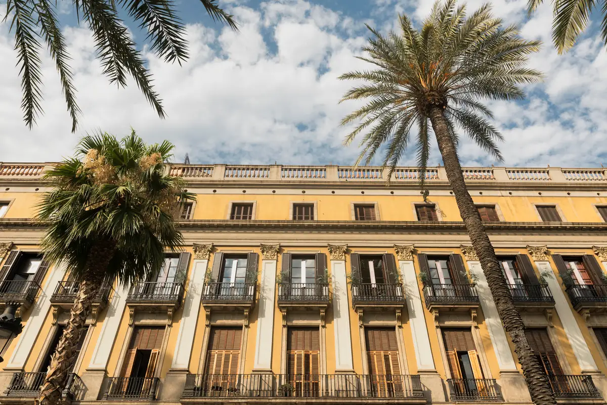 Plaza porticada del centro histórico de una ciudad española