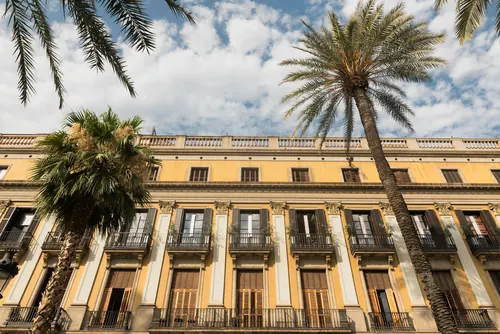Plaza porticada del centro histórico de una ciudad española