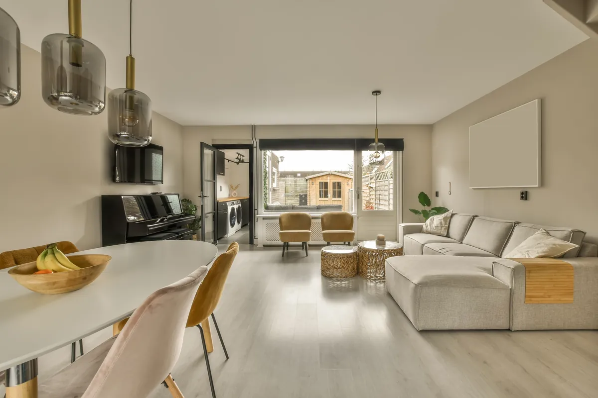 Salón amplio con la zona de comedor integrada al fondo