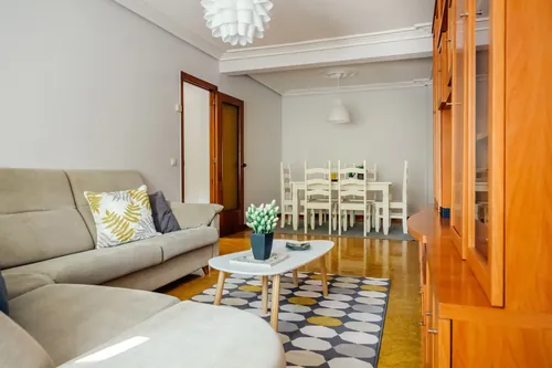 Salón comedor cómodo con espacio de sobra para moverse