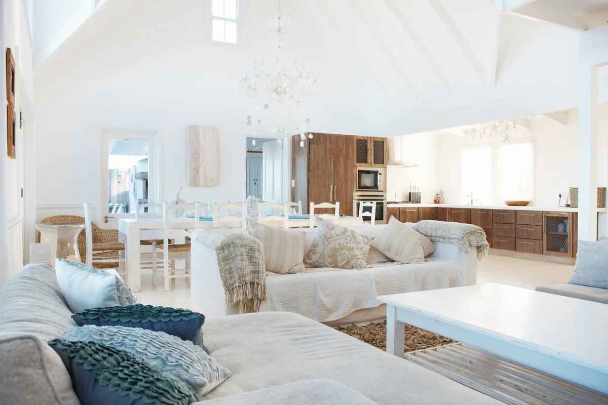 Salón moderno muy luminoso y diáfano con mobiliario claro