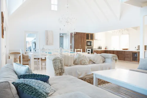 Salón moderno muy luminoso y diáfano con mobiliario claro