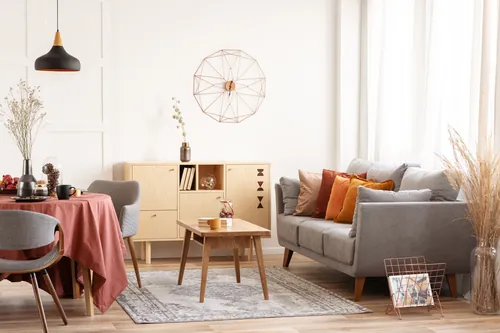 Salón con mobiliario moderno y elementos decorativos muy cuidados