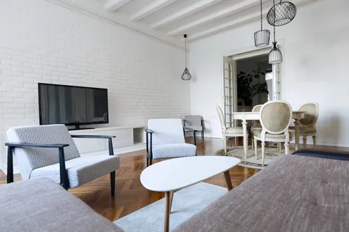 Salón amueblado con piezas de diseño de línea actual