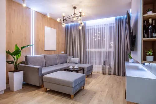 Salón con sofá amplio y una decoración muy cuidada