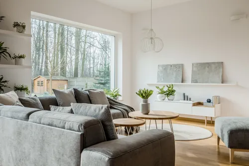 Salón moderno con un gran ventanal que abre al exterior