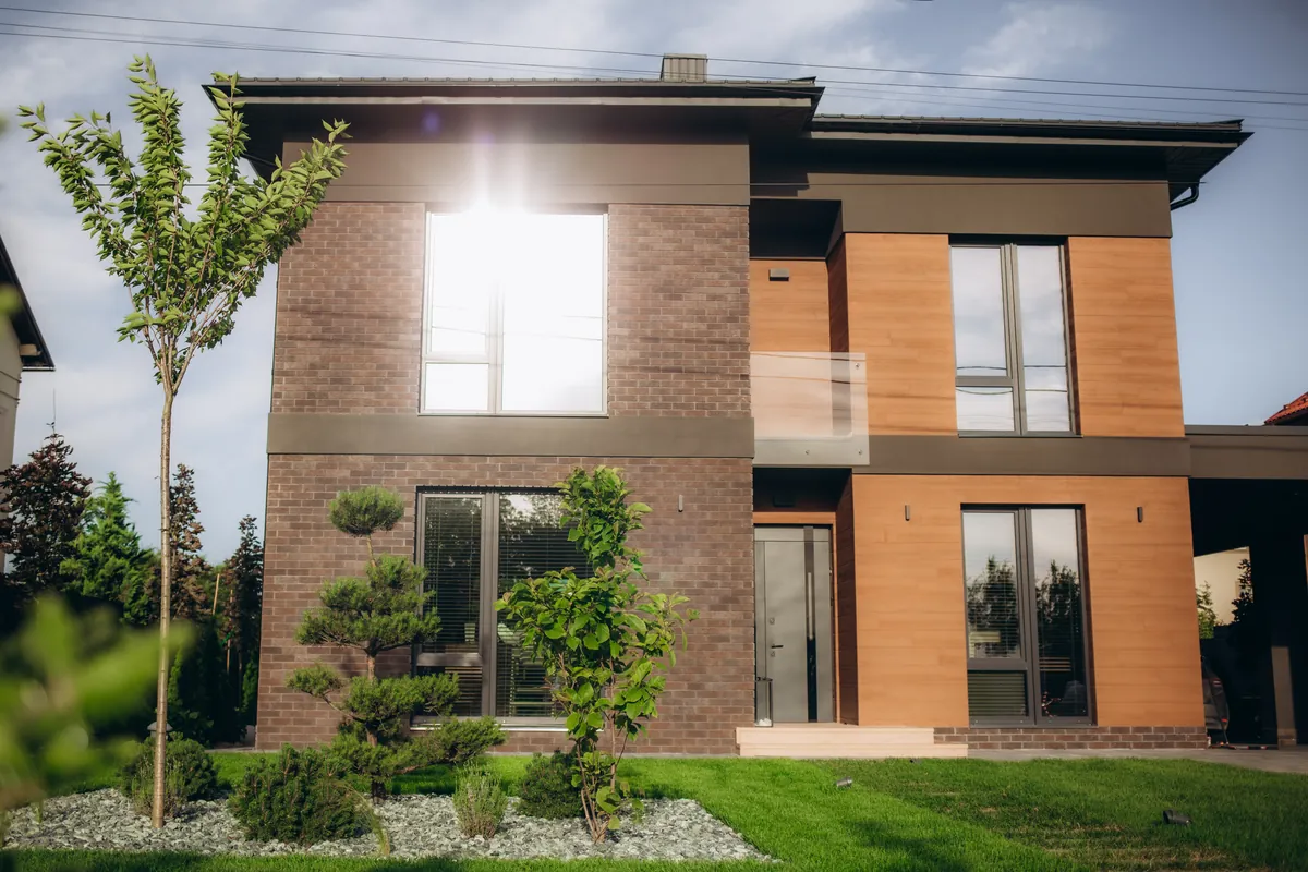 Vista frontal de una vivienda moderna de hormigón visto
