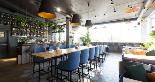 Bar de estilo industrial con botellas expuestas en estantes