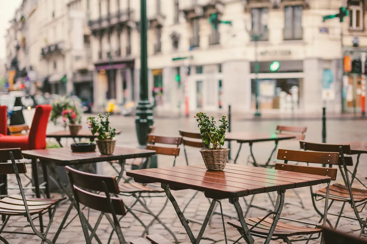 Café de calle con las mesas dispuestas en la acera