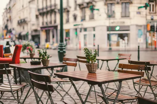 Café de calle con las mesas dispuestas en la acera