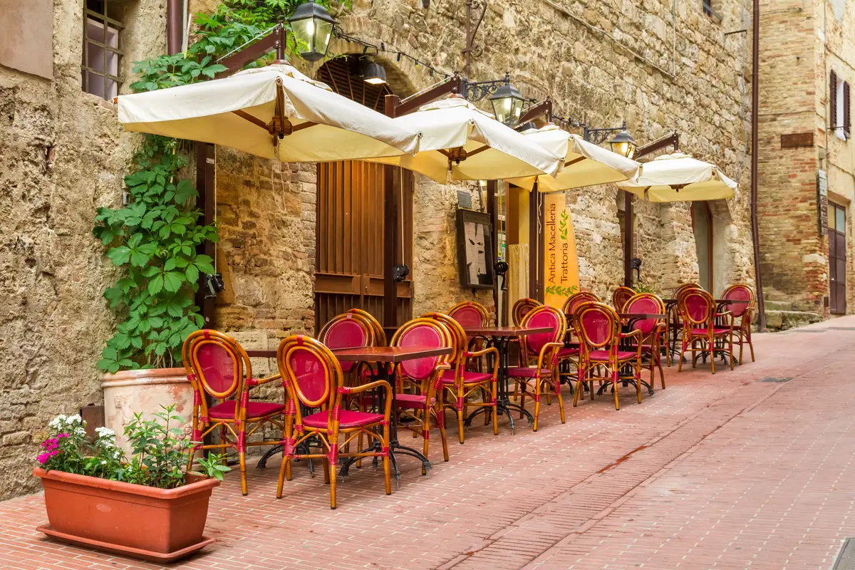 Pequeño café en una esquina del casco antiguo