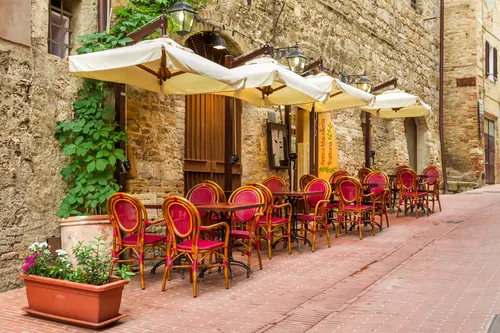 Pequeño café en una esquina del casco antiguo