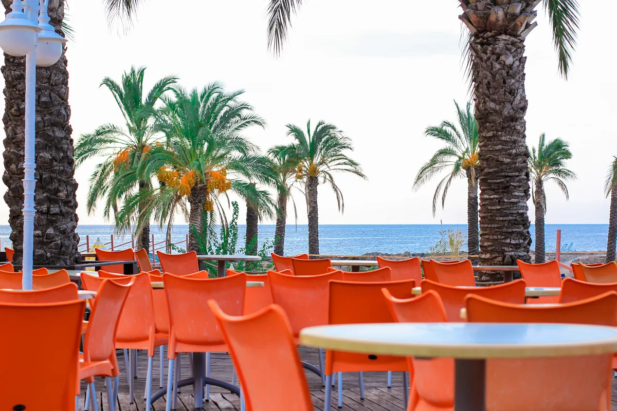 Local de playa vacío antes de la llegada de clientes