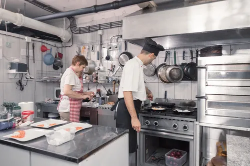 Cocineros preparando y elaborando los platos del servicio