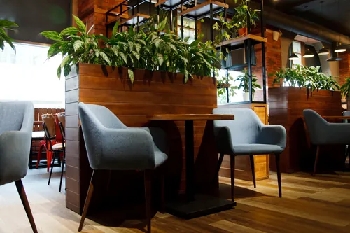 Interior acogedor de estilo loft con los materiales vistos