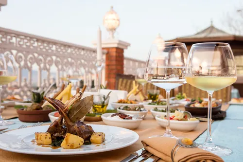 Menú gourmet servido en una terraza al aire libre